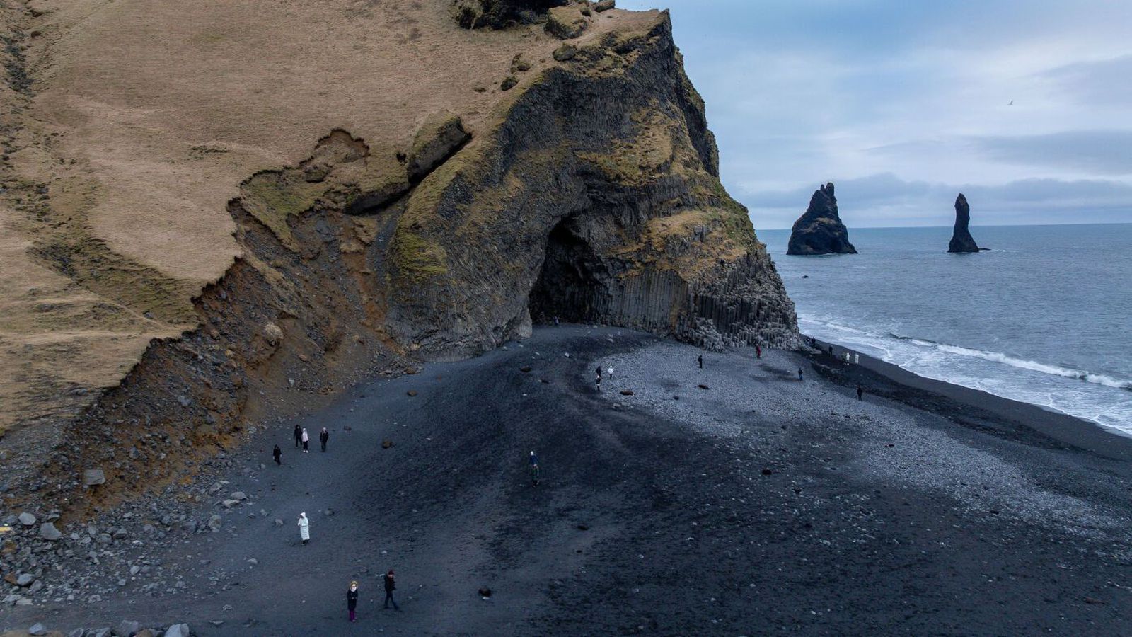 Stærðar alda skolaði grjóti yfir bíla­planið við Reynisfjöru