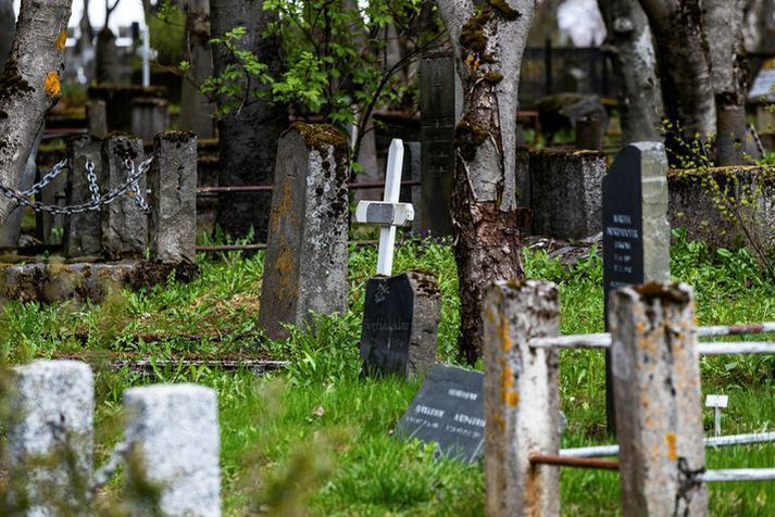 Miklu fleiri falla fyrir eigin hendi en farast úr Covid. En mikill munur er á því hvernig viðbrögð samfélagsins eru gagnvart þeirri staðreynd.