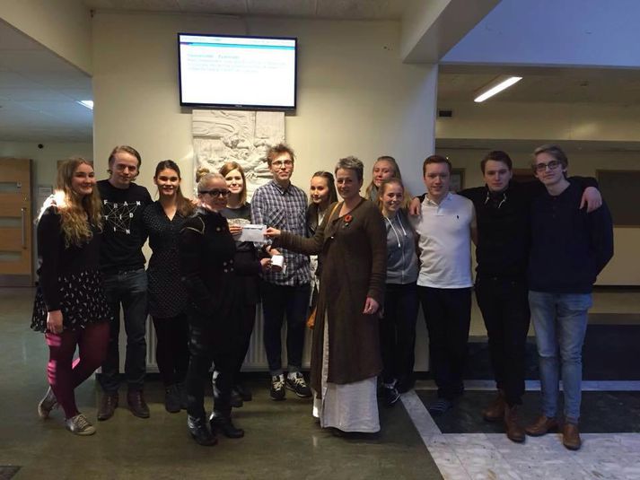 Afhending söfnunarfjárins á "marmaranum“ í Versló.