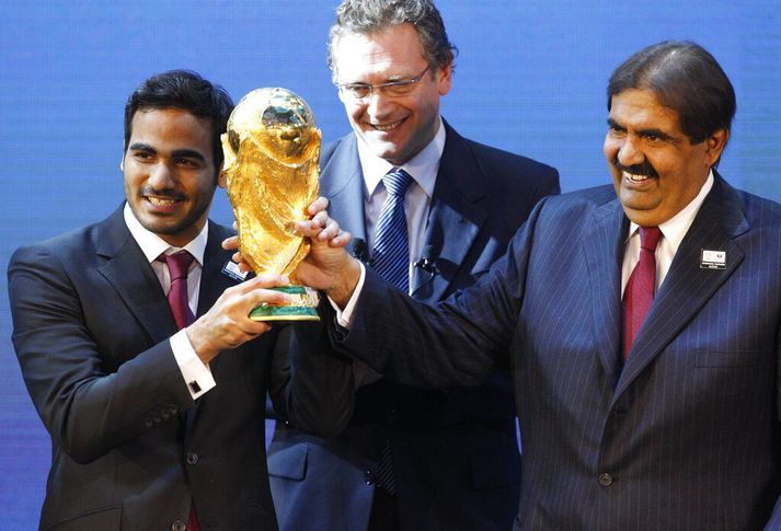 Mohamed bin Hamad Al-Thani, formaður umsóknarnefndar Katar (t.v.) og Sheikh Hamad bin Khalifa Al-Thani, emír Katars, (t.h.) með Jerome Valcke, þáverandi aðalritara FIFA þegar tilkynnt var að Katar fengið HM 2022 árið 2010.