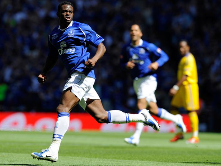 Louis Saha markaskorari Everton fagnar markinu sínu.