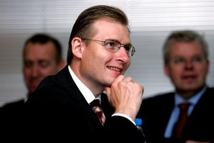 Verðmæti bréfanna sem Bjarni Ármannsson keypti í gær hefur aukist um 25 milljónir. Það skilar sér þó ekki til Bjarna nema hann selji bréfin.