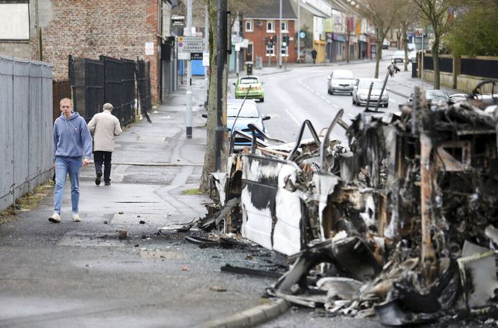 Kveikt var í þessari bifreið við Shankill-veg í nótt.