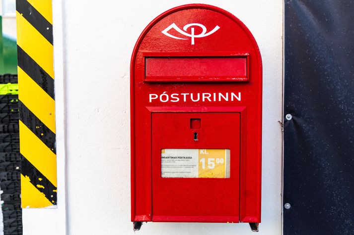 Maðurinn starfaði við póstdreifingu í litlu samfélagi á Norðurlandi vestra en var dæmdur fyrir að nauðgun og kynferðislega áreitni í fyrra.