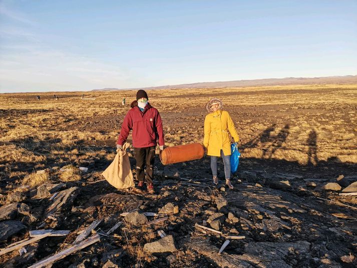 Frá hreinsunaraðgerðum í gær.