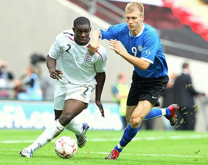 Micah Richards hefur staðið sig afar vel með enska landsliðinu. Hér á hann í höggi við Ragnar Klavan, leikmann eistneska landsliðsins.