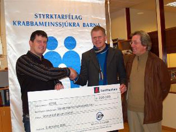 Það var Ingi Þór Arnarson, framkvæmdastjóri Tax Free, sem afhenti styrkinn ásamt Guðmundi Friðrik Sigurðssyni.