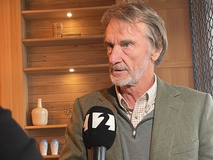 Jim Ratcliffe hefur verið mikið í umræðunni í íslenskum fjölmiðlum undanfarin ár. Hér er hann í viðtali við Stöð 2 fyrir ekki svo löngu síðan.