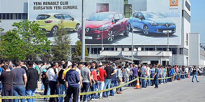 Starfsfólk verksmiðju Renault í Tyrklandi fyrir utan hana og í verkfalli.