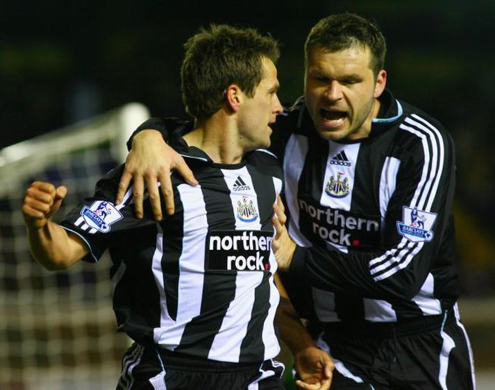 Michael Owen og Mark Viduka.