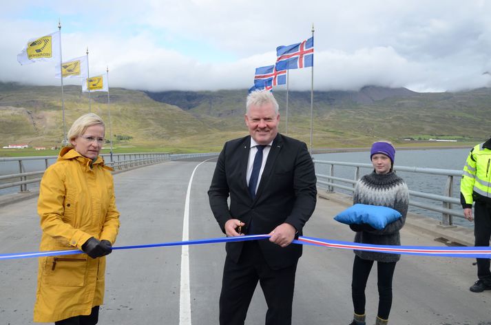 Sigurður Ingi Jóhannsson samgönguráðherra klippir á borðann í dag. Með honum á mynd er Bergþóra Þorkelsdóttir forstjóri Vegagerðarinnar.