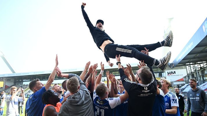 Freyr Alxeandersson í loftinu eftir að hafa stýrt Lyngby til áframhaldandi veru í dönsku úrvalsdeildinni.