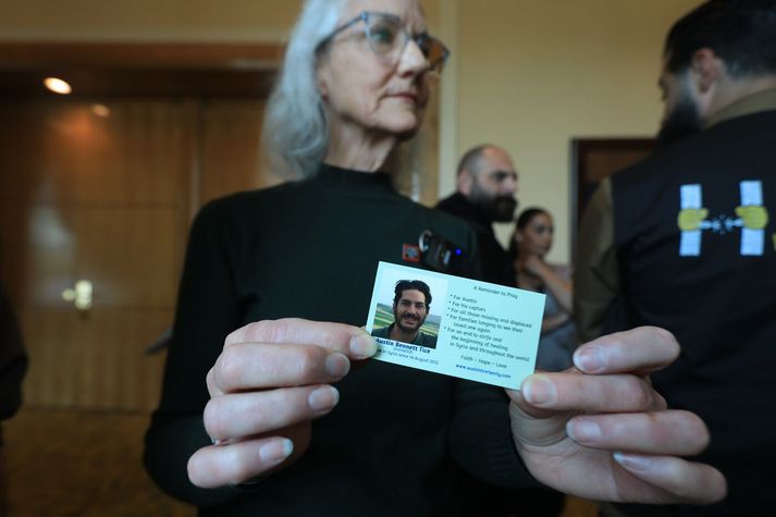 Debra Tice, heldur á mynd af syni sínum, Austin Tice. Hann hvarf í Sýrlandi 2012 og  nú hefur verið staðfest að hann var í haldi Assad-liða.