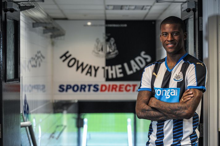 Georginio Wijnaldum skrifaði undir fimm ára samning við Newcastle.