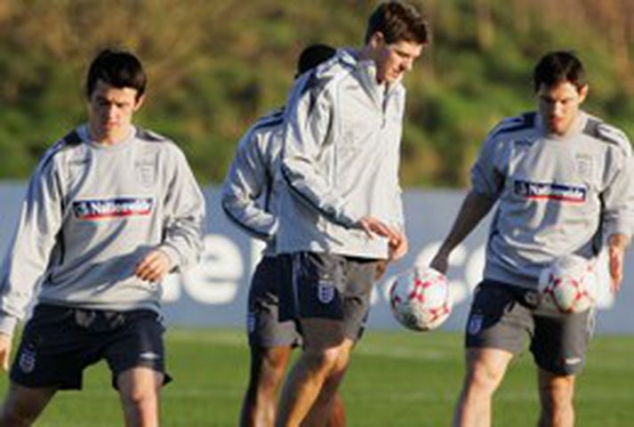 Joey Barton fékk ekkert knús á fyrstu æfingu sinni með enska landsliðinu