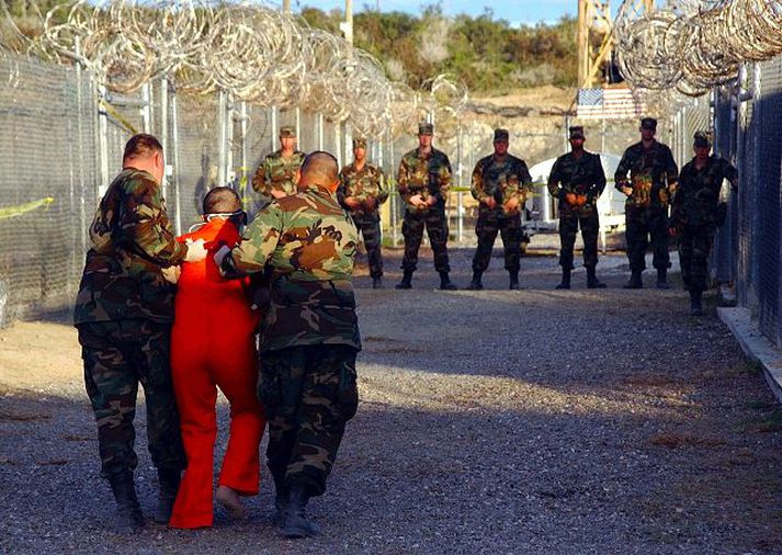 Guantanamo á Kúbu.
Fangabúðir Bandaríkjamanna á Guantan­amo á Kúbu hafa vakið hörð viðbrögð meðal mannréttindasinna.