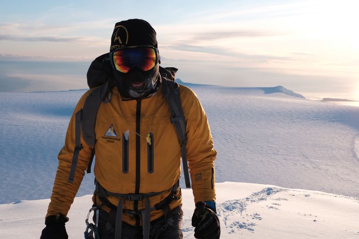 Einar Rúnar Sigurðsson hefur farið 300 sinnum alla leið upp á topp Hvannadalshnjúks og stefnir á að hætta ekki að fara á hnjúkinn fyrr en eftir áttrætt ef heilsan leyfir.