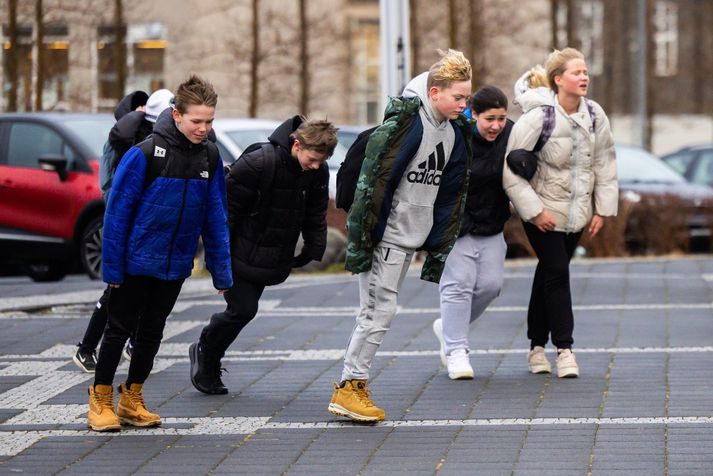 Mjög hvasst var á stórum hluta landsins í gær, en þessi mynd var tekin við Hallgrímskirkju í Reykjavík um miðjan dag í gær.