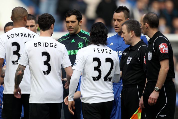 Atvikið fræga fyrir leik Chelsea og Manchester City í febrúar 2010 þegar Wayne Bridge neitaði að taka í höndina á John Terry.