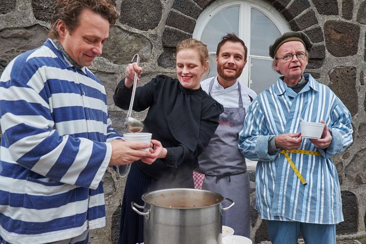 Bolli Ófeigsson, Ólöf Arnarls, Gústaf Axel Gunnlaugsson og Ófeigur Björnsson hita upp kjötsúpudaginn fyrir utan Hegningarhúsið í gær.