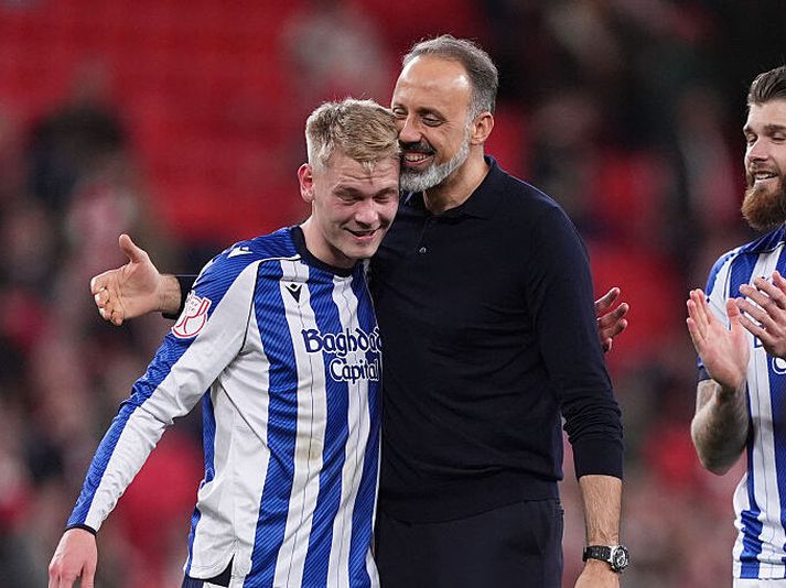 Pellegrino Matarazzo faðmar Orra Stein Óskarsson eftir sigurinn gegn Athletic Bilbao í undanúrslitum spænska bikarsins.