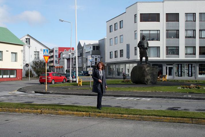 Regína Ásvaldsdóttir, bæjarstjóri á Akranesi, sem hér stendur á Kirkjubraut við Akratorg, segir auð hús í miðbænum hafa látið á sjá.