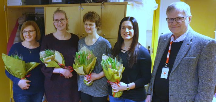 Ragnhildur Gunnarsdóttir, Sesselja Kristinsdóttir, Hulda Björg Jónasdóttir og Katazyna Jakubowska ásamt Árna Gunnarssyni, formanni Rauða krossins í Reykjavík.