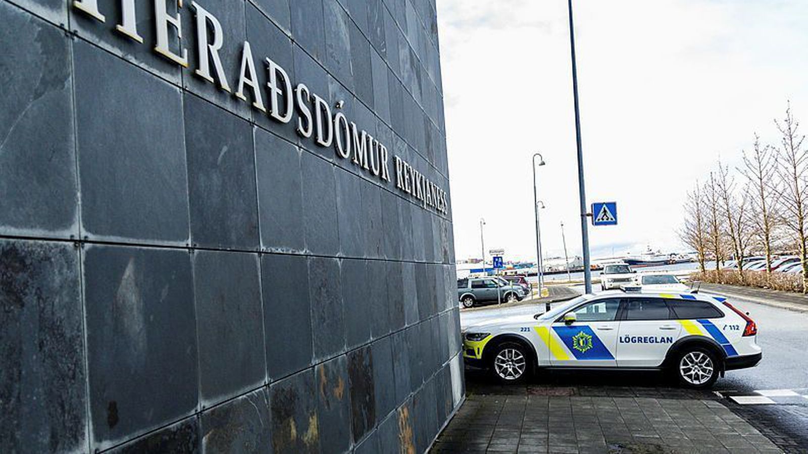 Kona kastaði flösku í höfuð manns