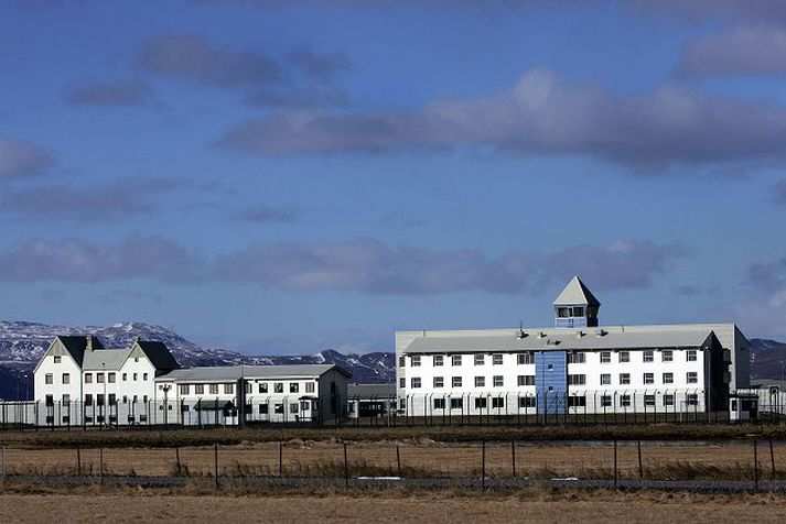Saksóknari efnahagsbrotadeildar ríkislögreglustjóra hefur ákært Guðmund Jónsson, fyrrum forstöðumann í Byrginu, fyrir stórfelldan fjárdrátt og meiri háttar brot á skattalögum og lögum um bókhald. Guðmundur afplánar dóm á Litla-Hrauni.