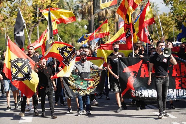 Spænski fasistar hylla þá sem þeir kalla „hetjur“ landvinninga Spánar í Barcelona í dag. Í dag er minnst komu Kristófers Kólumbusar til „nýja heimsins“ árið 1492.