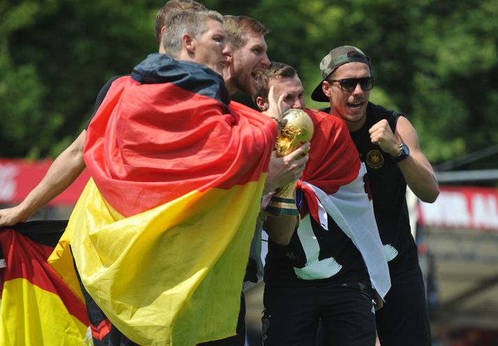 Fagnað með bikarinn