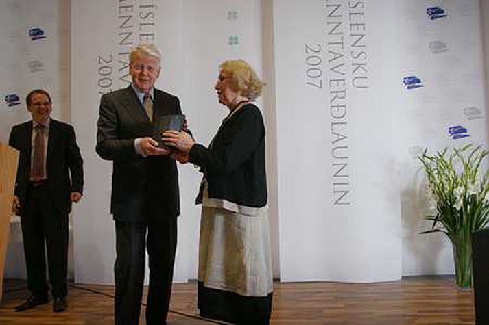 Elín G. Ólafsdóttir tekur við Íslensku menntaverðlaununum úr hendi forsetans.