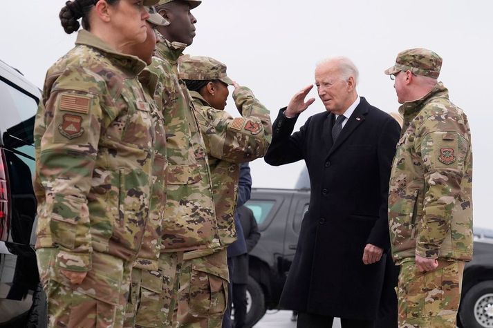 Joe Biden heilsar bandarískum hermönnum við flugherstöðina í Dover. Biden sagði fyrir viku síðan að Bandaríkin myndu svara fyrir loftárásir Írana.