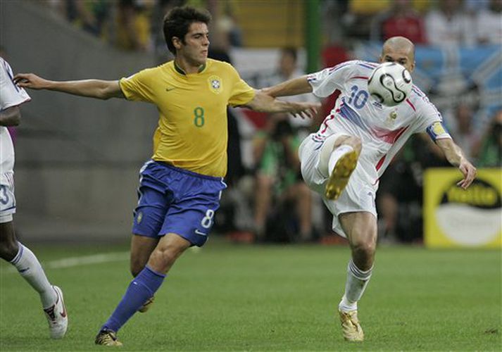 Zidane sýnir gamalkunna takta þegar hann fer lipurlega með boltann gegn Kaka í leiknum.