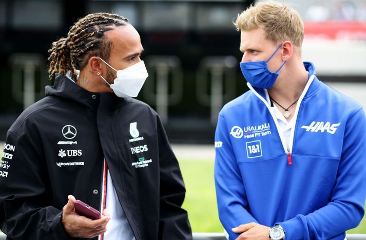 Hamilton og Schumacher ræða málin.