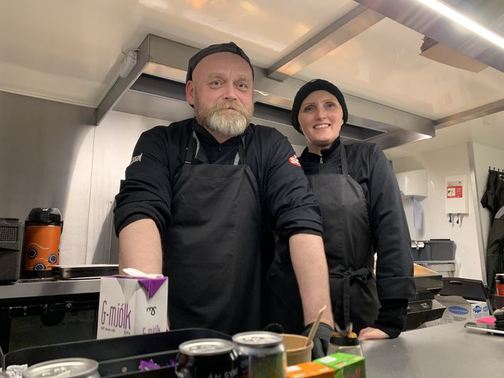 Jóhann IssI Hallgrímsson og Hjördís Guðmundsdóttir voru ekki lengi að koma upp veitingavagni með fiski, frönskum, kaffi og kleinum, þegar ljóst var að eftirspurn þreytts göngufólks eftir slíkri matvöru yrði mikil við rætur Fagradalsfjalls.