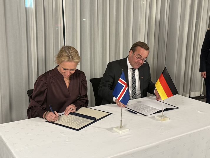 Þorgerður Katrín Gunnarsdóttir utanríkisráðherra og Boris Pistorius varnarmálaráðherra Þýskalands við undirritun. 