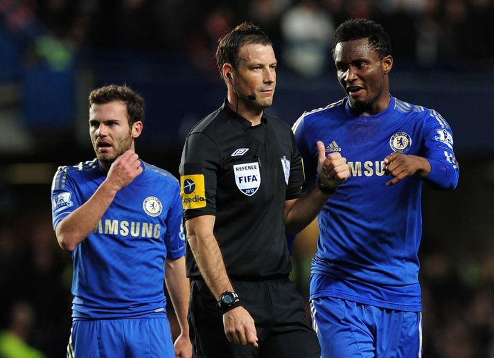 Obi Mikel rífst við Clattenburg dómara í leiknum.