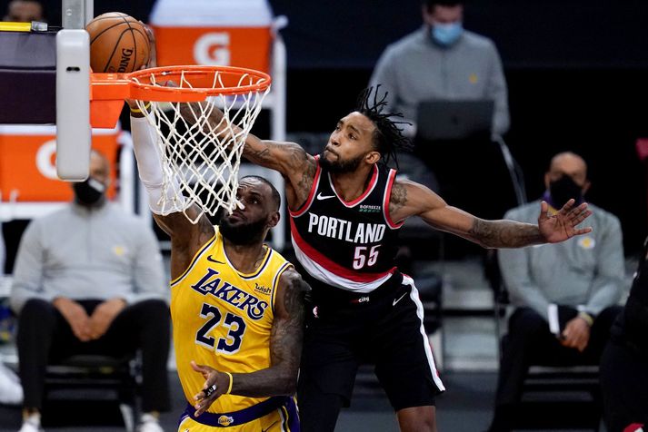 Derrick Jones Jr. ver hér skot frá LeBron James með tilþrifum í nótt.