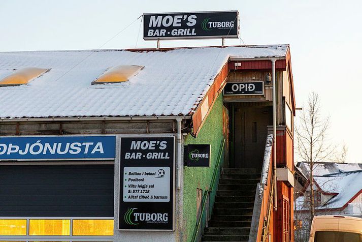 Moe's Bar í Jafnaselinu.Ganga þarf upp 23 steintröppur til að komast inn á barinn.
