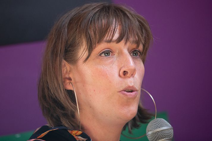 Jess Philips, þingmaður, segir Vicky eiga að vera skilgreinda sem þolandi í kynferðisbroti sem móðir hennar varð fyrir.