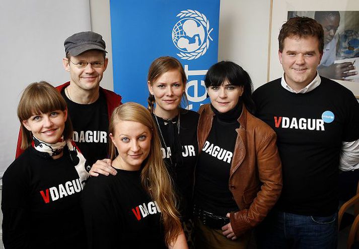 Á myndinni má sjá frá vinstri Hlín Helgu Guðlaugsdóttur, Björn Inga Hilmarsson, Diljá Ámundadóttur, Þóreyju Vilhjálmsdóttur, Ragnhildi Gísladóttur, fyrrverandi og núverandi meðlimi í stjórn V-dagssamtakanna á Íslandi, og Stefán Inga Stefánsson framkvæmdastjóra UNICEF á Íslandi.  Fréttablaðið/GVA