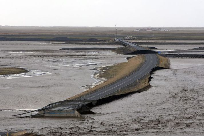 Rjúfa þurfti þjóðveginn til að hlífa brúnni yfir Markarfljót vegna hlaups í ánni þegar gaus í Eyjafjallajökli árið 2010.