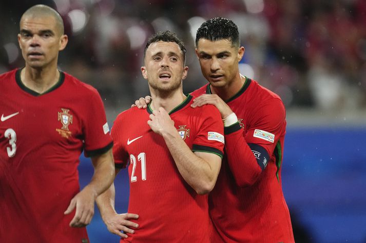 Diogo Jota vann bikar með Cristiano Ronaldo í síðasta leik sínum á ferlinum sem var úrslitaleikur Þjóðadeildar UEFA.