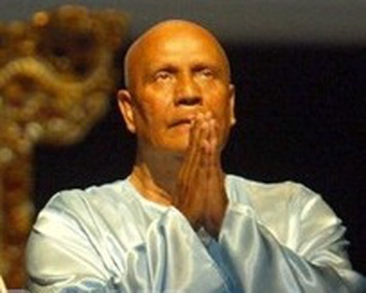 Sri Chinmoy biður fyrir umburðarlyndi og opnum hug á milli trúarbragða í Barcelóna árið 2004. Chimnoy leiddi nefnd á vegum SÞ um málefnið.