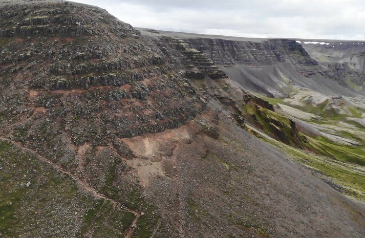 Frá Esjubrúnum en slasaðist í hlíðum fjallsins rétt fyrir neðan Þverfellshorn.