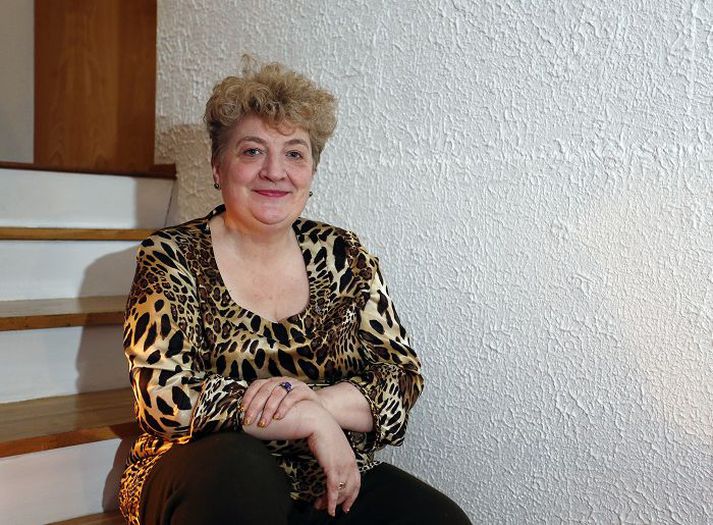 Pauline er mjög opin og elskar að hafa mikið af fólki í kringum sig.
