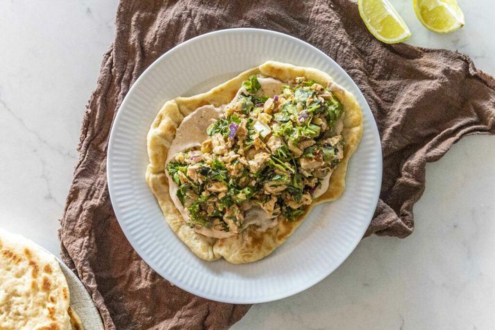 Djúsí kjúklingasalat á naanbrauði.