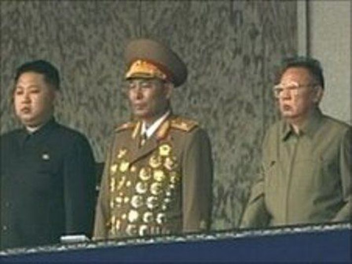 Hér er ein af fáum myndum sem til eru af Kim Jong Un. Hann er lengst til vinstri á myndinn og faðir hans lengst til hægri.