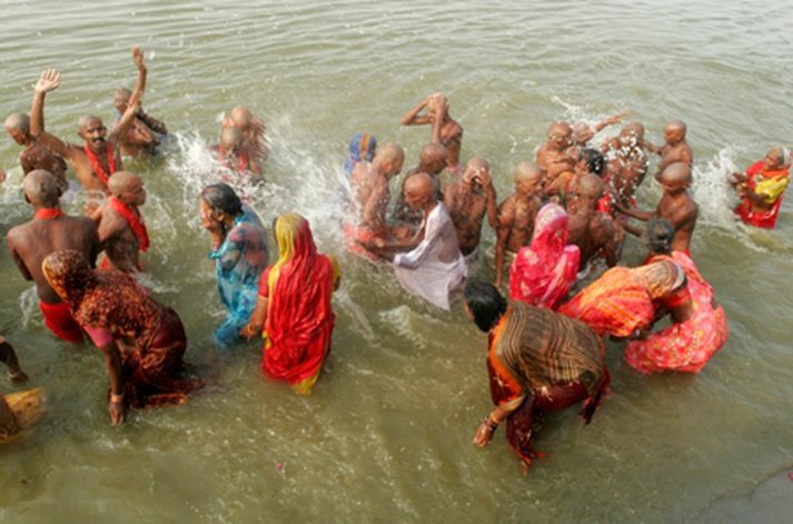 Hópur hindúa í Bihar-héraði baðar sig í Ganges-fljótinu.